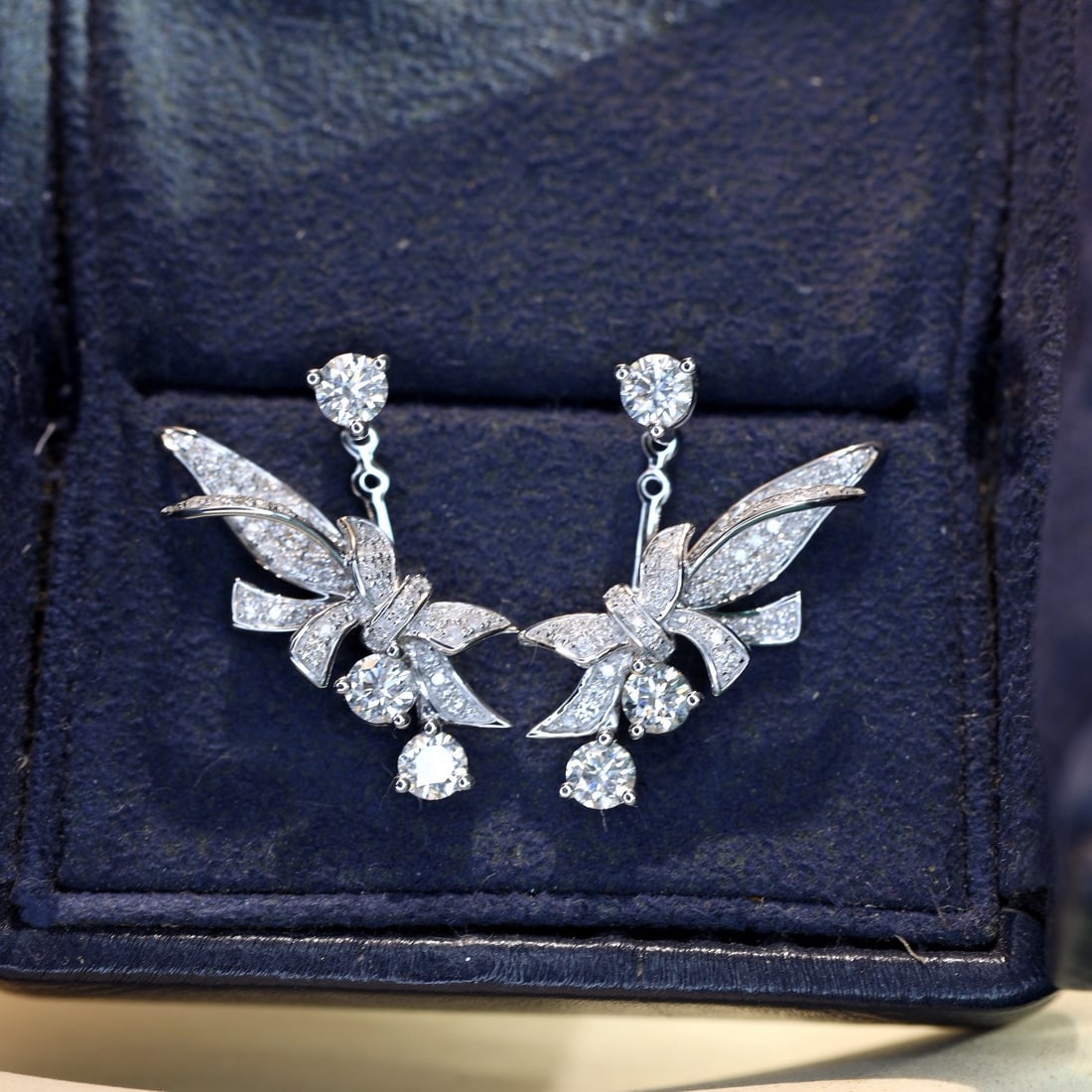 14k Gold 1.4 Ct Natural H Diamond Earrings: Ref:230981148 / / gold content:14k gold / / main gemstone:diamond / / shape:round / / carat weight:1. 4ct / / clarity grade:vs-si / / color:h / / treatment:natural / / cut grade:g / / Low Estimate:
