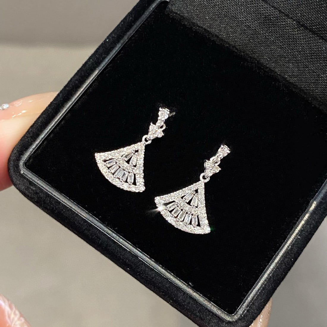 14k Gold 0.44 Ct Natural H Diamond Earrings: Ref:230981164 / / gold content:14k gold / / main gemstone:diamond / / shape:multiply / / carat weight:0. 44ct / / clarity grade:vs-si / / color:h / / treatment:natural / / High Estimate: 2000 Low