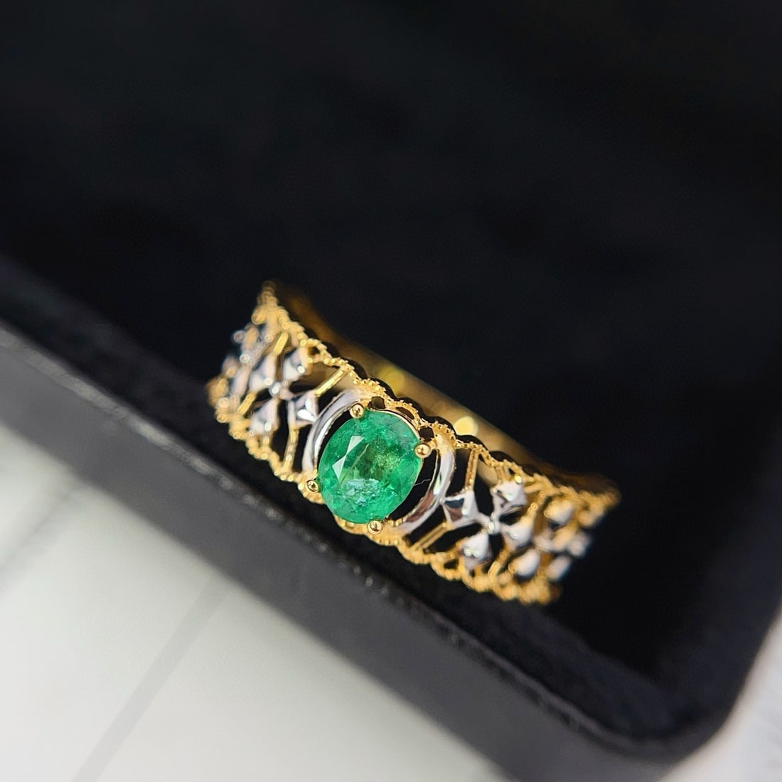 14k Gold 0.50 Ct Vivid Green Natural Emerald Ring - 2