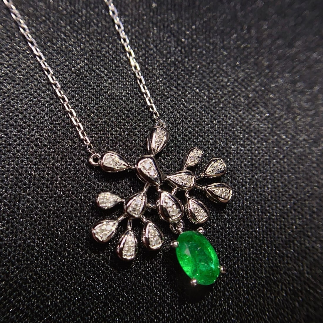 14k Gold 0.65 Ct Vivid Green Natural Emerald & Diamond Necklace - 2