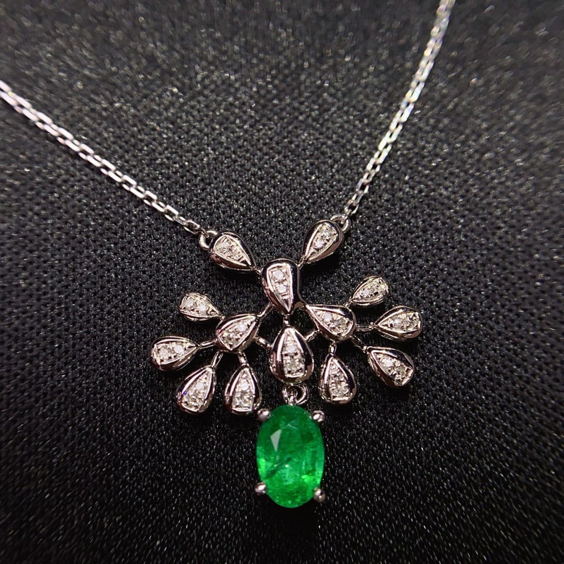 14k Gold 0.65 Ct Vivid Green Natural Emerald & Diamond Necklace - 3