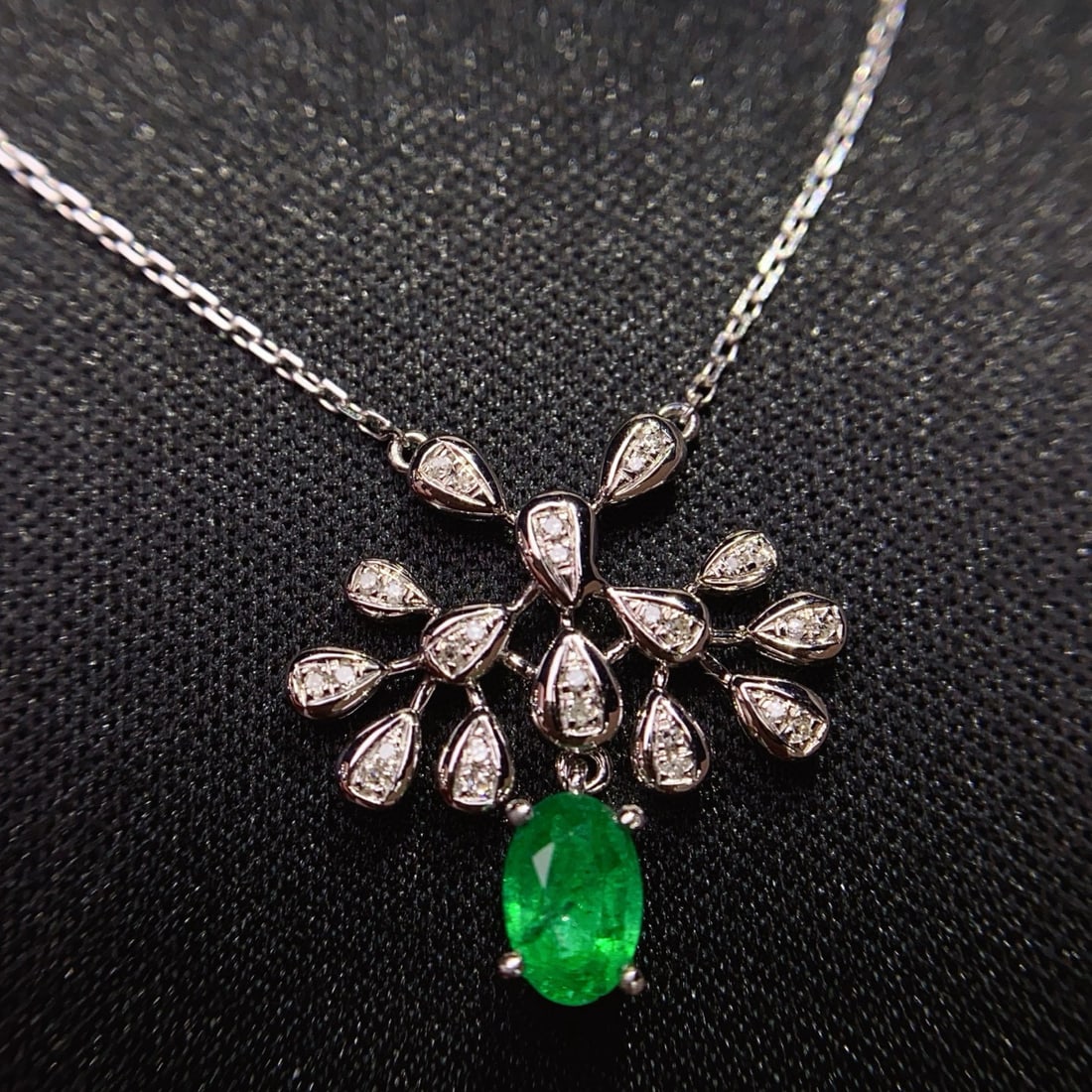 14k Gold 0.65 Ct Vivid Green Natural Emerald & Diamond Necklace - 4