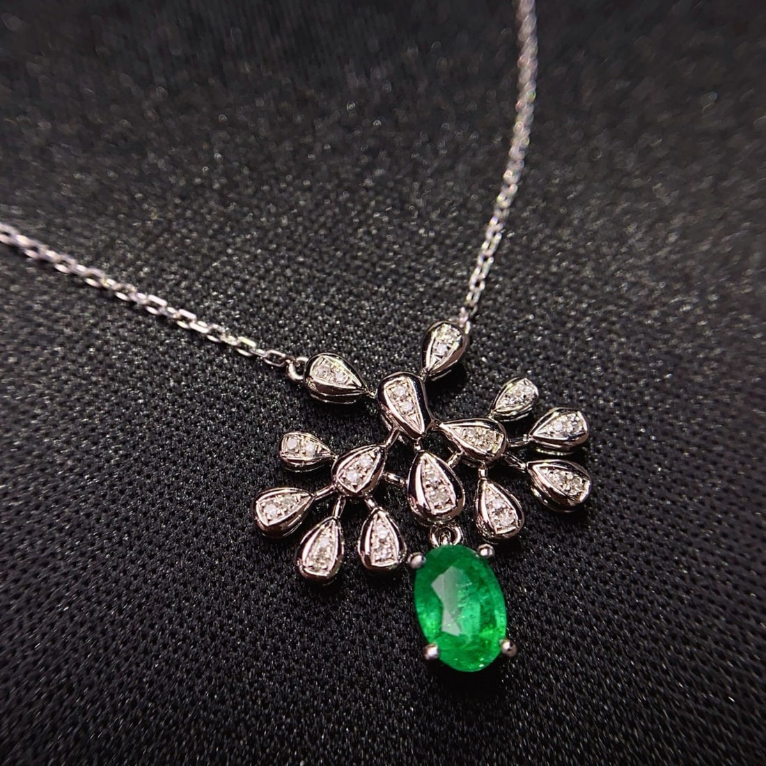 14k Gold 0.65 Ct Vivid Green Natural Emerald & Diamond Necklace - 6