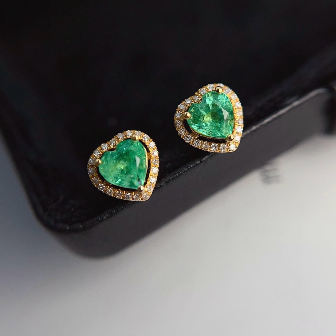 14k Gold 1.00 Ct Natural Emerald & Diamond Earrings: Ref:230981184 / / gold content:14k gold / / main gemstone:emerald / / shape:heart / / carat weight:1. 00ct / / color:green / / treatment:natural / / / / adjacent gemstone 2 : diamond / / number of
