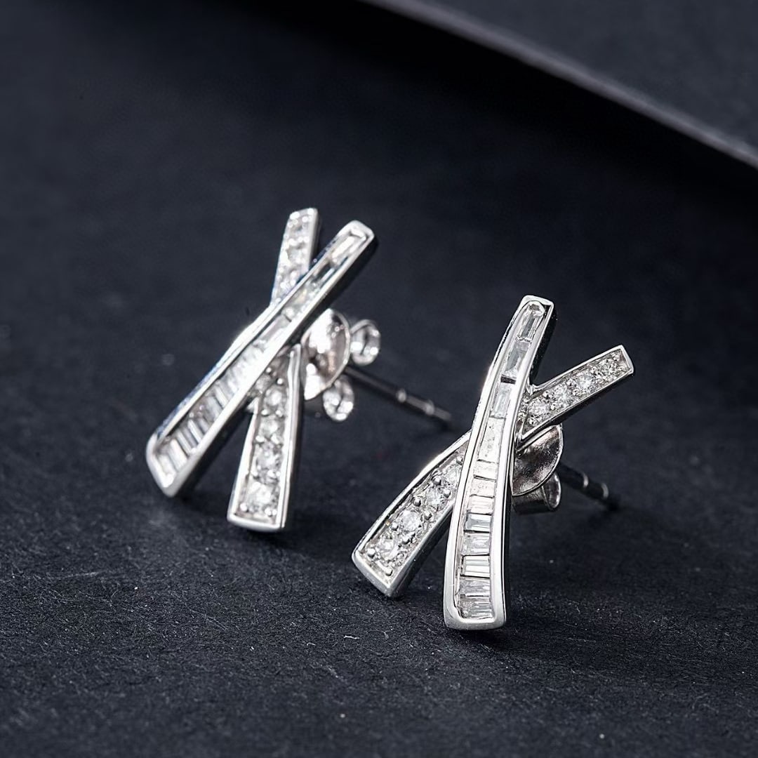 14k Gold 0.30 Ctw Natural H Diamond Earrings: Ref:230981191 / / gold content:14k gold / / main gemstone:diamond / / shape:baguette / / carat weight:0. 18ct / / clarity grade:vs-si / / color:h / / treatment:natural / / / / adjacent gemstone 2 : di