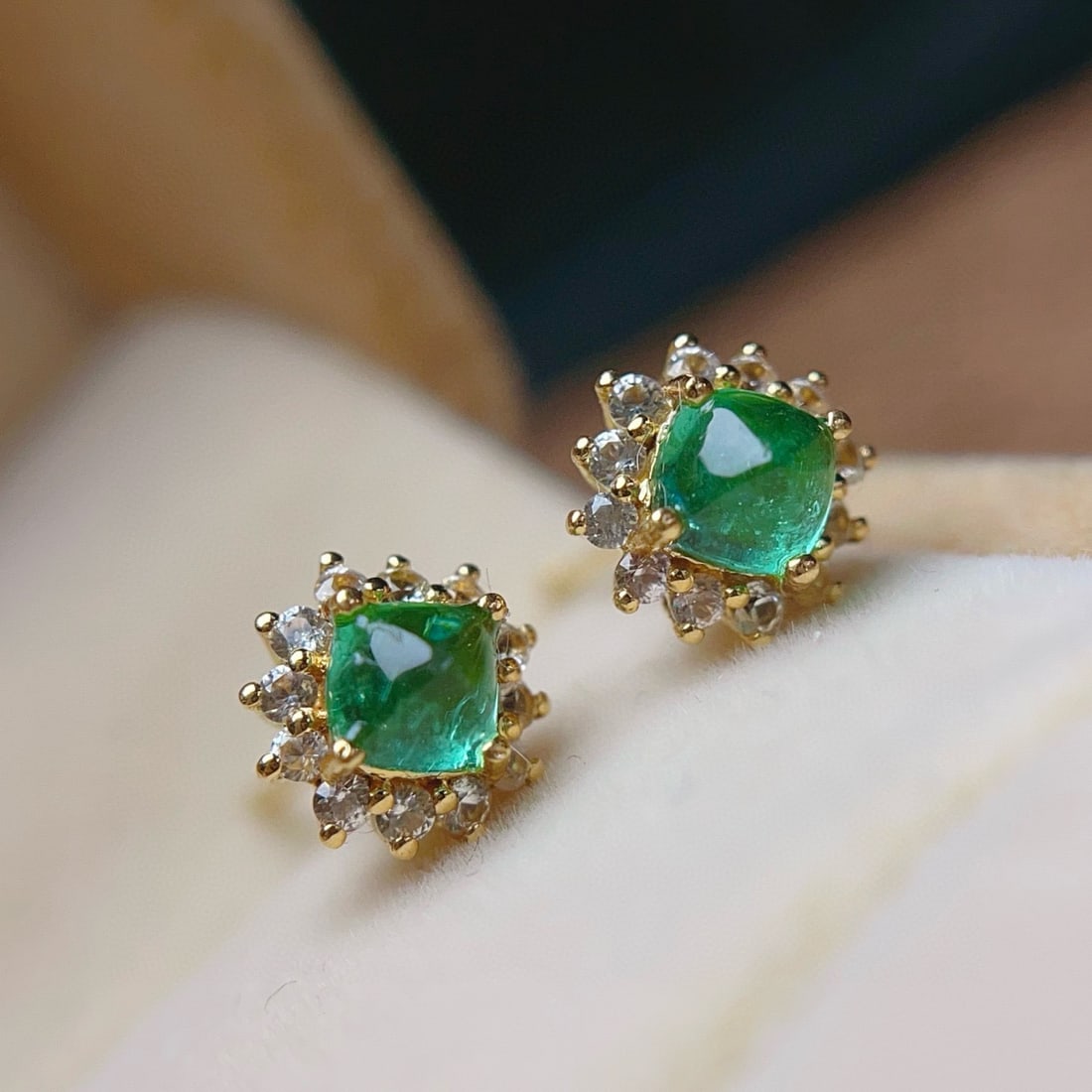 14k Gold 0.65 Ct Natural Emerald & Sapphire Earrings: Ref:230981192 / / gold content:14k gold / / main gemstone:emerald / / shape:suger-loaf / / carat weight:0. 65ct / / color:green / / treatment:natural / / / / adjacent gemstone 2 : sapphire / / number