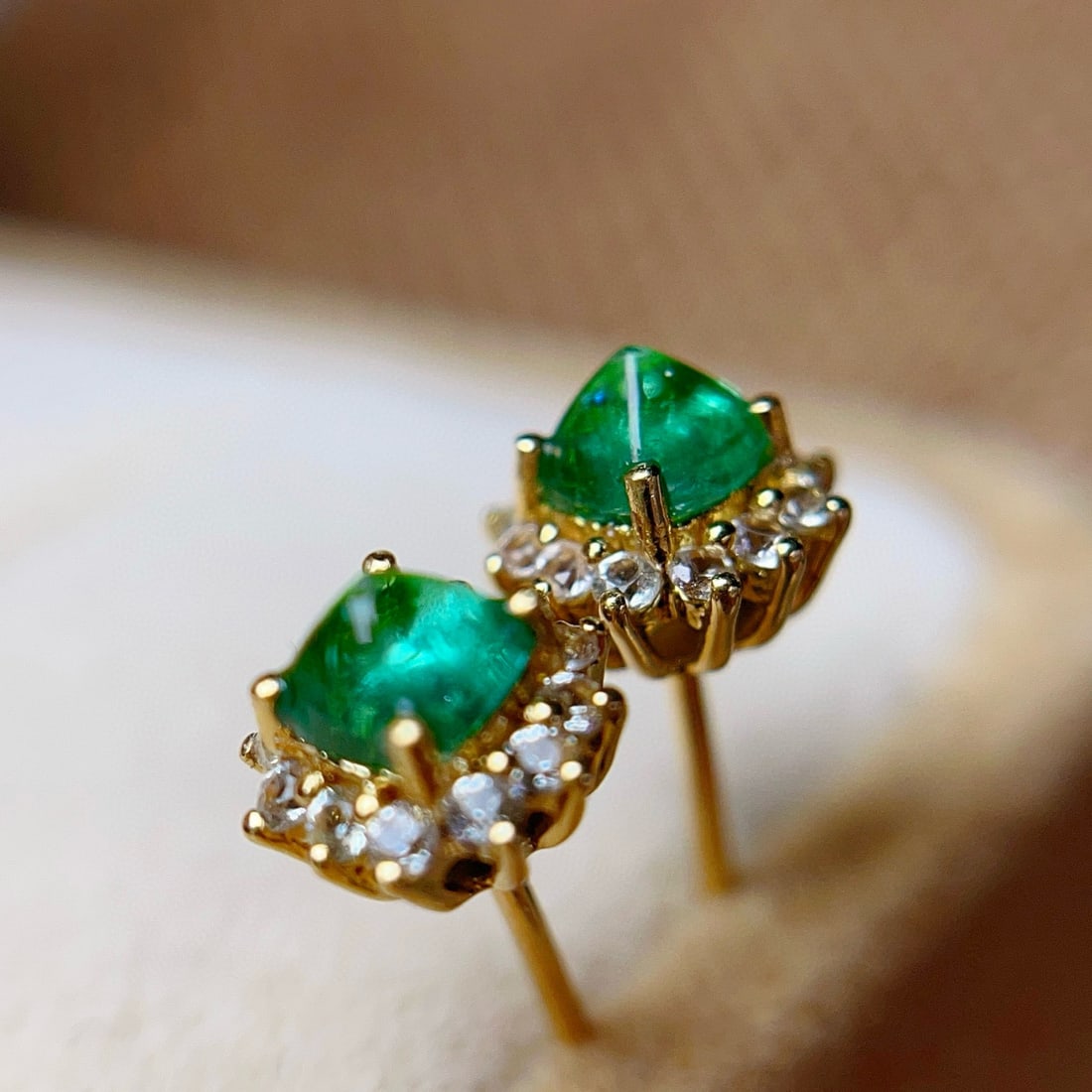14k Gold 0.65 Ct Natural Emerald & Sapphire Earrings - 4