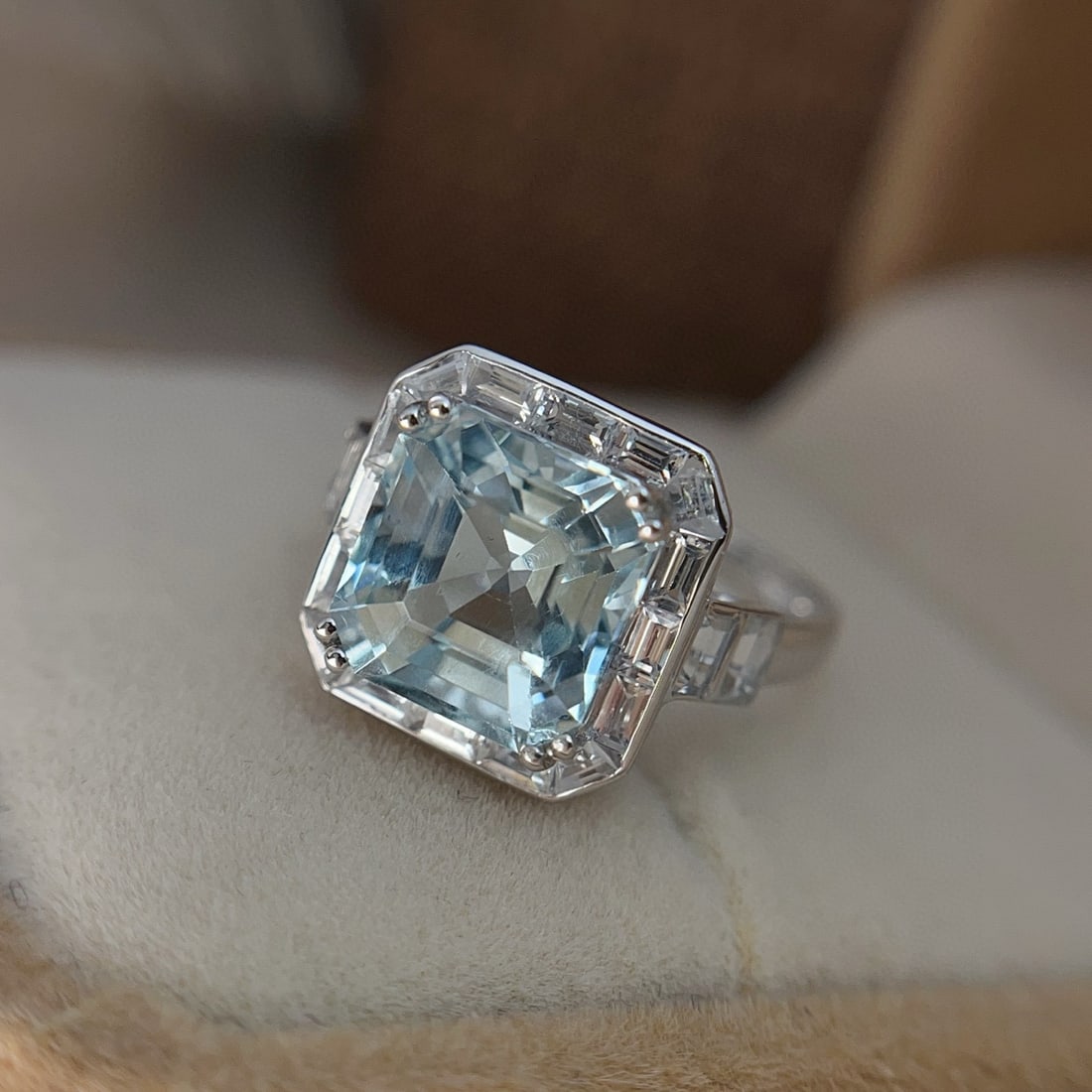14k Gold 4.05 Ct Natural Aquamarine & Sapphire Ring: Ref:230981199 / / gold content:14k gold / / ring size:7. 25us / / / / main gemstone:aquamarine / / shape:octagonal / / carat weight:4. 05ct / / color:blue / / treatment:natural / / / / adjacent