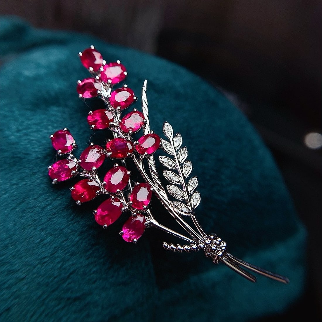 14k Gold 4.30 Ct Natural Ruby & Diamond Brooch/pendant( Without Chain ): Ref:230981202 / / gold content:14k gold / / main gemstone:ruby / / shape:oval / / carat weight:4. 30ct / / color:red / / treatment:natural / / / / adjacent gemstone 2 : diamond / / number of