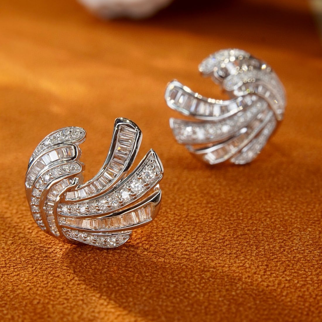 14k Gold 0.66 Ct Natural H Diamond Earrings: Ref:230981207 / / gold content:14k gold / / main gemstone:diamond / / shape:multiply / / carat weight:0. 66ct / / clarity grade:vs-si / / color:h / / treatment:natural / / Low Estimate: 2600