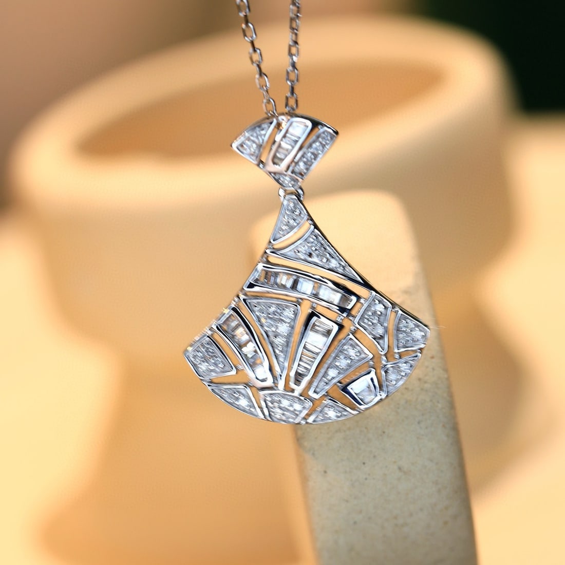 14k Gold 0.4 Ct Natural H Diamond Necklace: Ref:230981216 / / gold content:14k gold / / main gemstone:diamond / / shape:multiply / / carat weight:0. 4ct / / clarity grade:vs-si / / color:h / / treatment:natural / / High Estimate: 4300