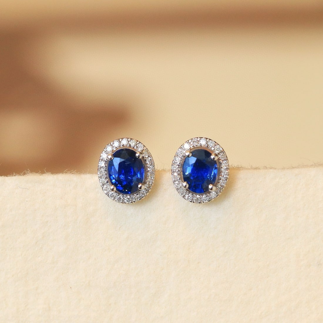 14k Gold 1.16 Ctw Natural Sapphire & Diamond Earrings: Ref:230981220 / / gold content:14k gold / / main gemstone:sapphire / / shape:oval / / carat weight:1. 00ct / / color:royal blue / / treatment:natural / / / / adjacent gemstone 2 : diamond / /