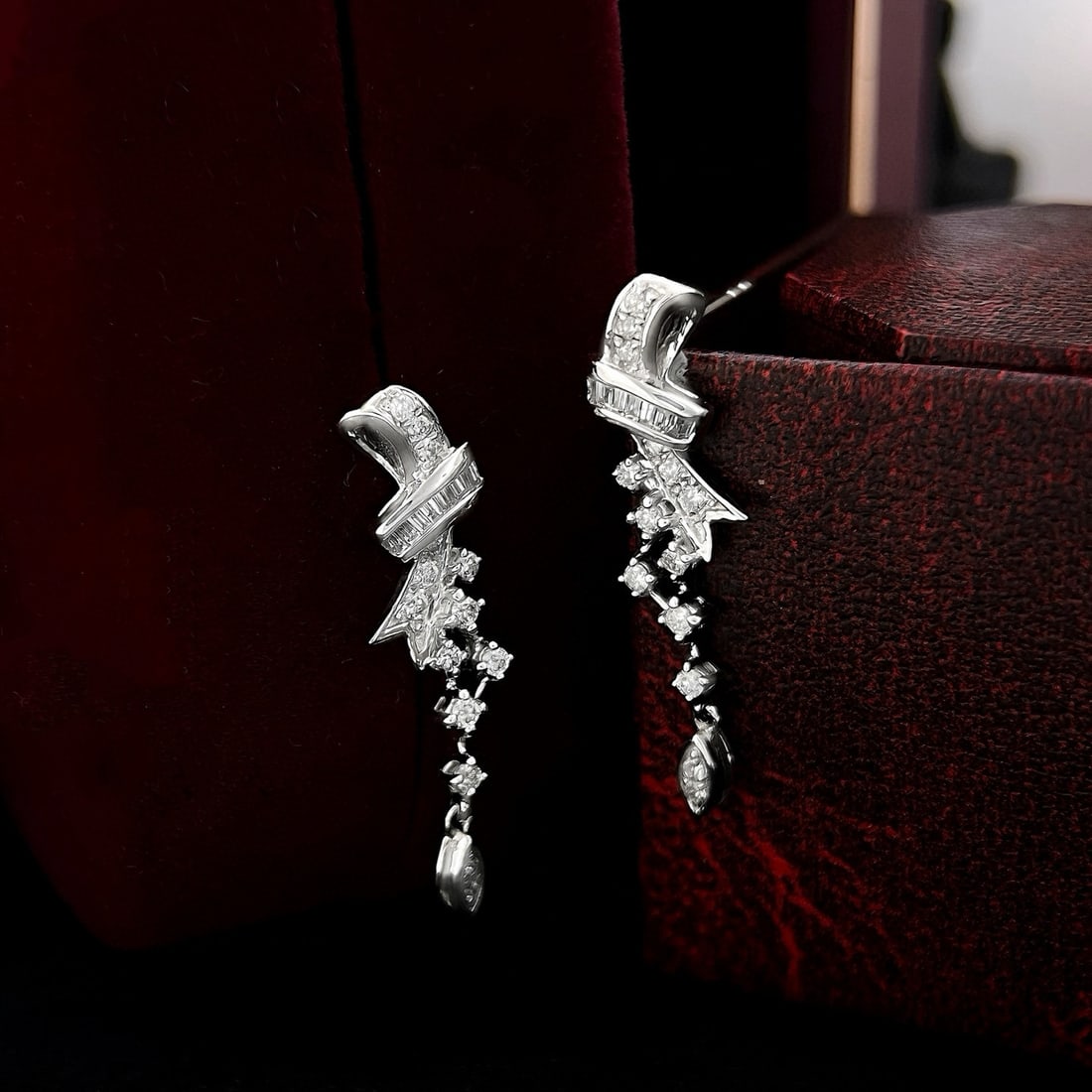 14k Gold 0.56 Ct Natural H Diamond Earrings: Ref:230981224 / / gold content:14k gold / / main gemstone:diamond / / shape:multiply / / carat weight:0. 56ct / / clarity grade:vs-si / / color:h / / treatment:natural / / High Estimate: 3300 Low
