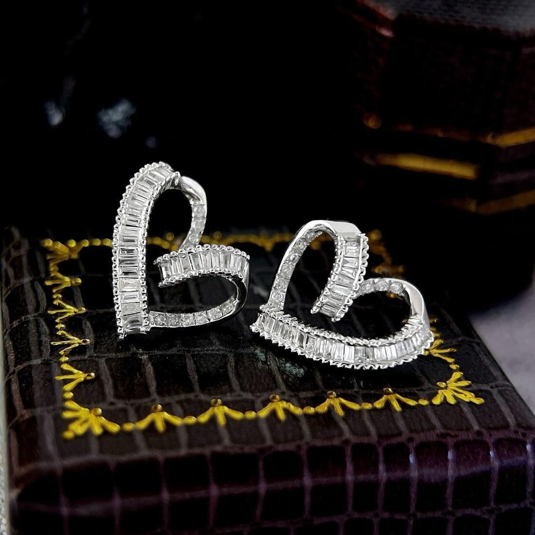 14k Gold 0.6 Ct Natural H Diamond Earrings: Ref:230981231 / / gold content:14k gold / / main gemstone:diamond / / shape:multiply / / carat weight:0. 6ct / / clarity grade:vs-si / / color:h / / treatment:natural / / High Estimate: 3100 Low