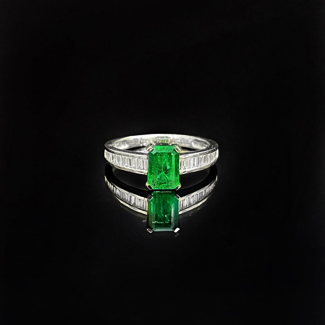 14k Gold 1.30 Ctw Vivid Green Natural Emerald & Diamond Ring: Ref:230981235 / / gold content:14k gold / / ring size:7. 25us / / / / main gemstone:emerald / / shape:octagonal / / carat weight:1. 05ct / / color:vivid green / / treatment:natural / / / / adjacent