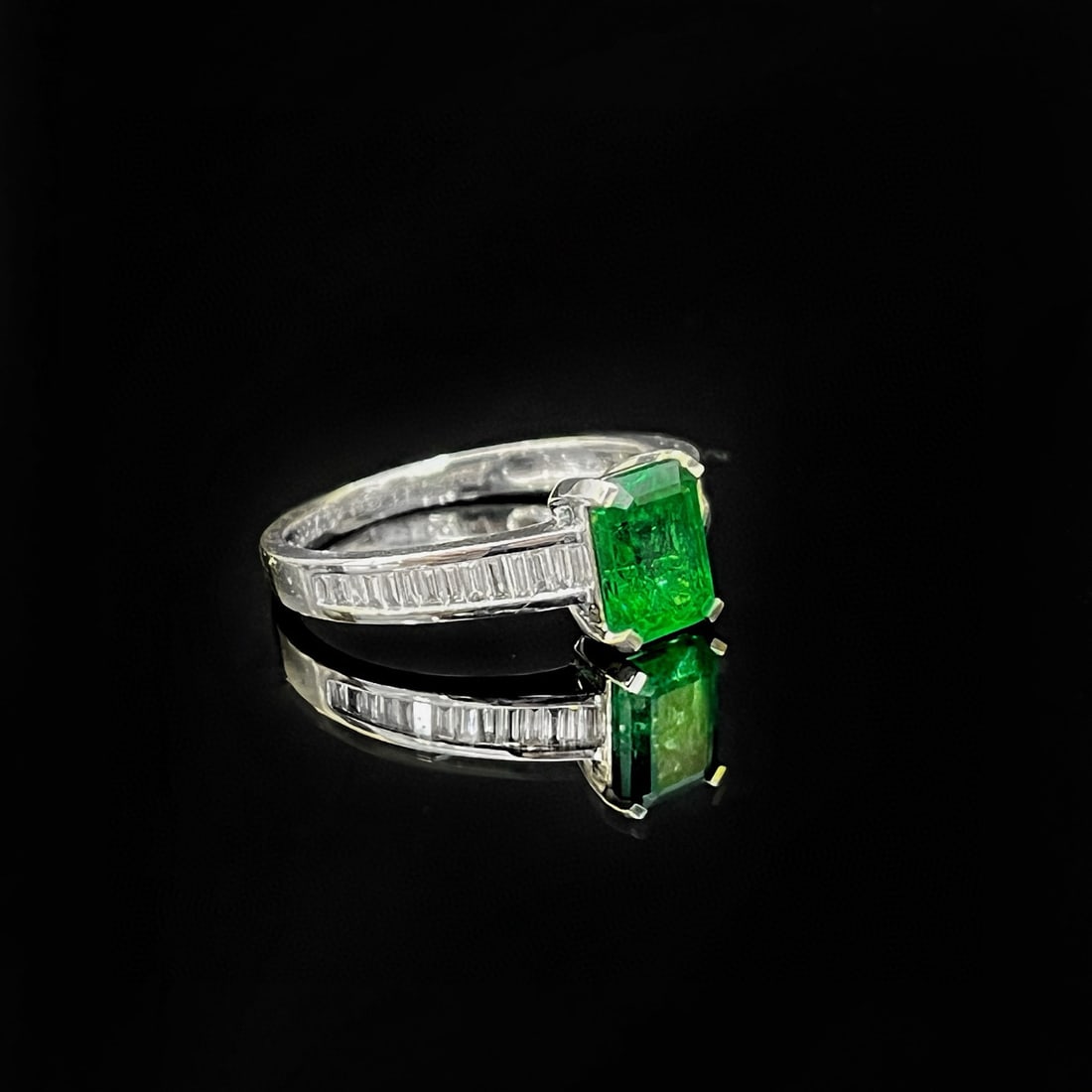 14k Gold 1.30 Ctw Vivid Green Natural Emerald & Diamond Ring - 2