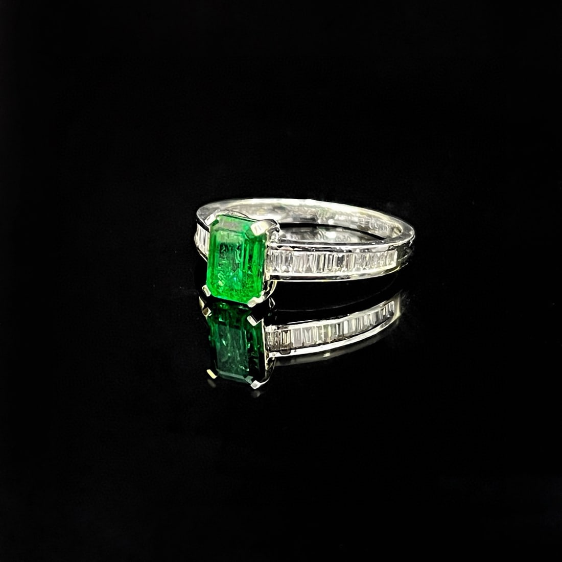 14k Gold 1.30 Ctw Vivid Green Natural Emerald & Diamond Ring - 3
