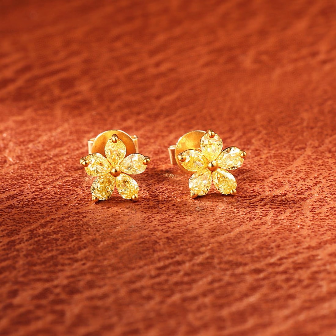 14k Gold 0.56 Ct Natural Yellow Diamond Earrings: Ref:230981237 / / gold content:14k gold / / main gemstone:yellow diamond / / shape:pear / / carat weight:0. 56ct / / color:yellow / / treatment:natural / / Condition: New High Estimate: 2500 Low Estim