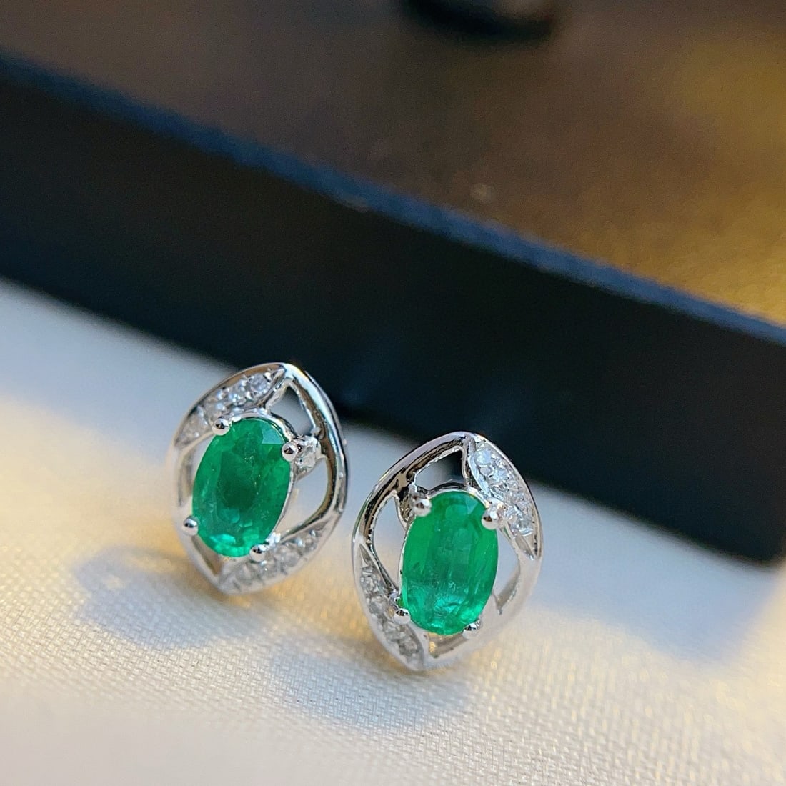 14k Gold 0.80 Ct Natural Emerald & Diamond Earrings: Ref:230981245 / / gold content:14k gold / / main gemstone:emerald / / shape:oval / / carat weight:0. 80ct / / color:green / / treatment:natural / / / / adjacent gemstone 2 : diamond / / number of