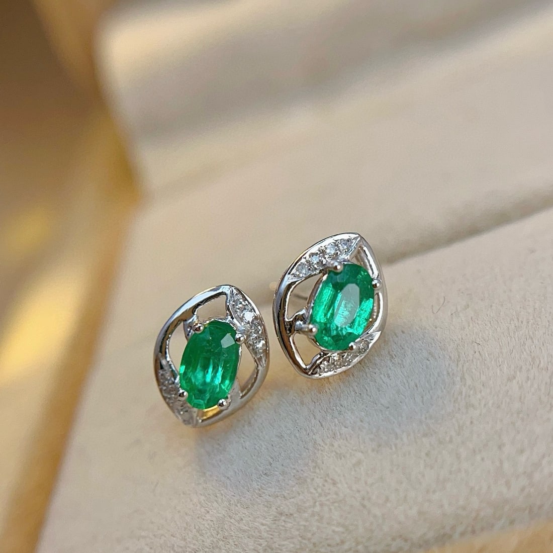 14k Gold 0.80 Ct Natural Emerald & Diamond Earrings - 4
