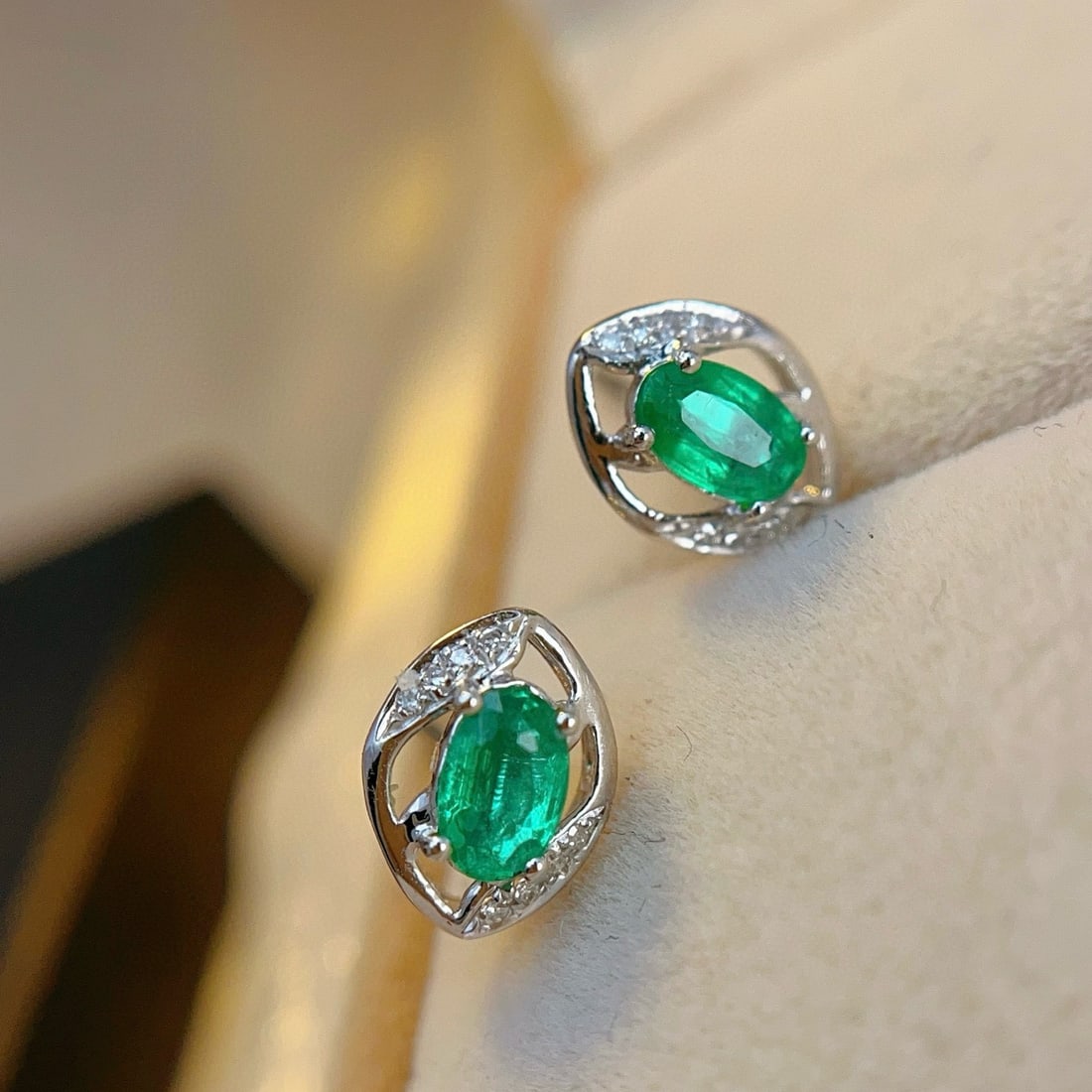 14k Gold 0.80 Ct Natural Emerald & Diamond Earrings - 5