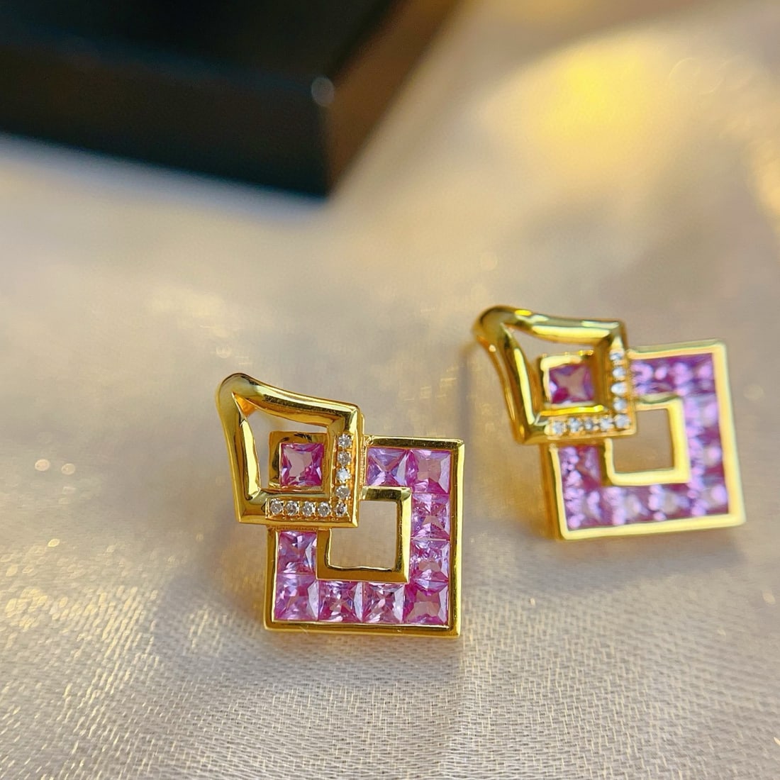 14k Gold 2.50 Ct Natural Padparadscha Sapphire & Diamond Earrings: Ref:230981246 / / gold content:14k gold / / main gemstone:padparadscha sapphire / / shape:princess / / carat weight:2. 50ct / / color:orangish pink / / treatment:natural / / / / adjacent gemstone 2 : 