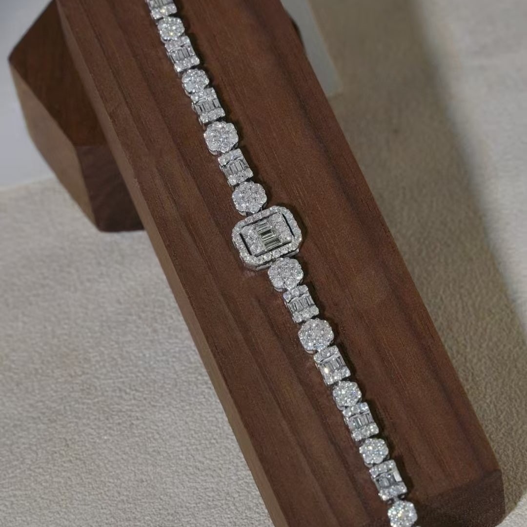 14k Gold 3.2 Ct Natural H Diamond Bracelet: Ref:230982011 / / gold content:14k gold / / main gemstone:diamond / / shape:multiply / / carat weight:3. 2ct / / clarity grade:vs-si / / color:h / / treatment:natural / / Condition: New Low Estimate: