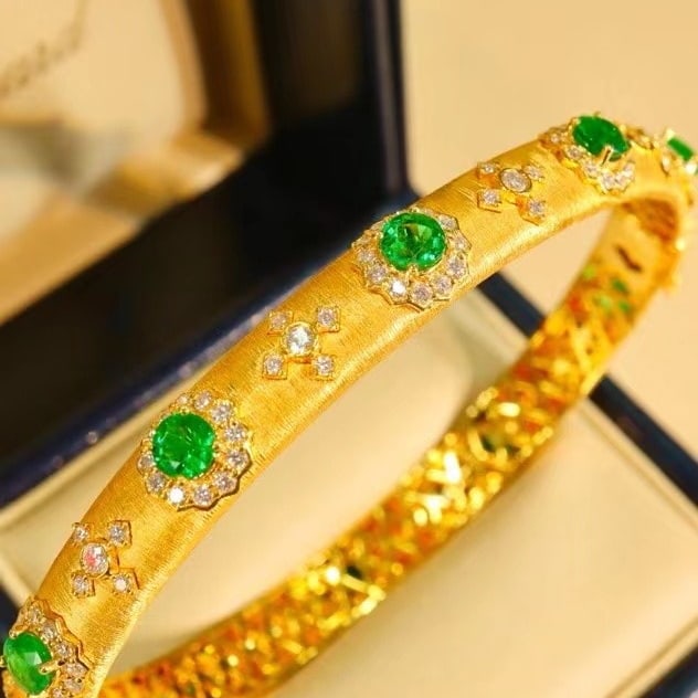 14k Gold 4.57 Ctw Natural Emerald & Diamond Bangle: Ref:230982020 / / gold content:14k gold / / main gemstone:emerald / / shape:round / / carat weight:2. 85ct / / color:green / / treatment:natural / / cut grade:g / / / / adjacent gemstone 2 : diamond