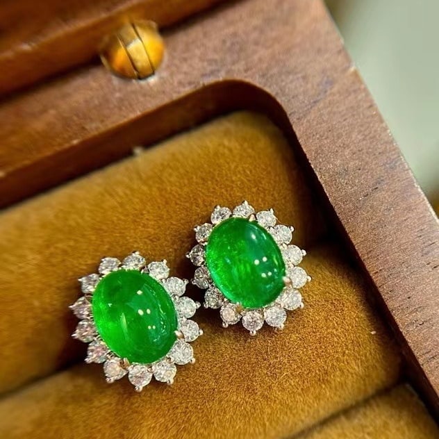 14k Gold 3.65 Ctw Vivid Green Natural Emerald & Diamond Earrings: Ref:230982103 / / gold content:14k gold / / main gemstone:emerald / / shape:oval / / carat weight:2. 95ct / / color:vivid green / / treatment:natural / / / / adjacent gemstone 2 : diamond / / shape:ro