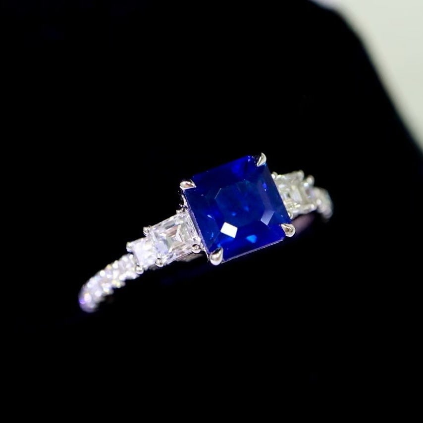14k Gold 2.10 Ctw Vivid Blue Natural Sapphire & Diamond Ring - 3