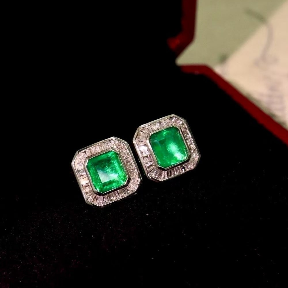 14k Gold 1.65 Ctw Vivid Green Natural Emerald & Diamond Earrings: Ref:230982118 / / gold content:14k gold / / main gemstone:emerald / / shape:octagonal / / carat weight:1. 29ct / / color:vivid green / / treatment:natural / / / / adjacent gemstone 2 : diamond / / sha