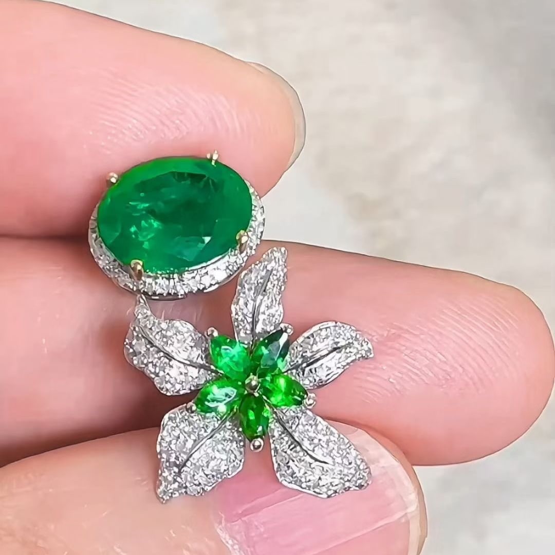 14k Gold 2.2 Ct Vivid Green Natural Emerald & Diamond Ring: Ref:230982119 / / gold content:14k gold / / ring size:7. 25us / / / / main gemstone:emerald / / shape:oval / / carat weight:2. 2ct / / color:vivid green / / treatment:natural / / / / adjacent