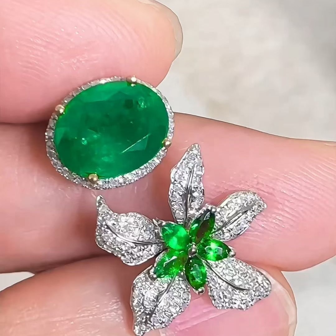 14k Gold 2.2 Ct Vivid Green Natural Emerald & Diamond Ring - 3