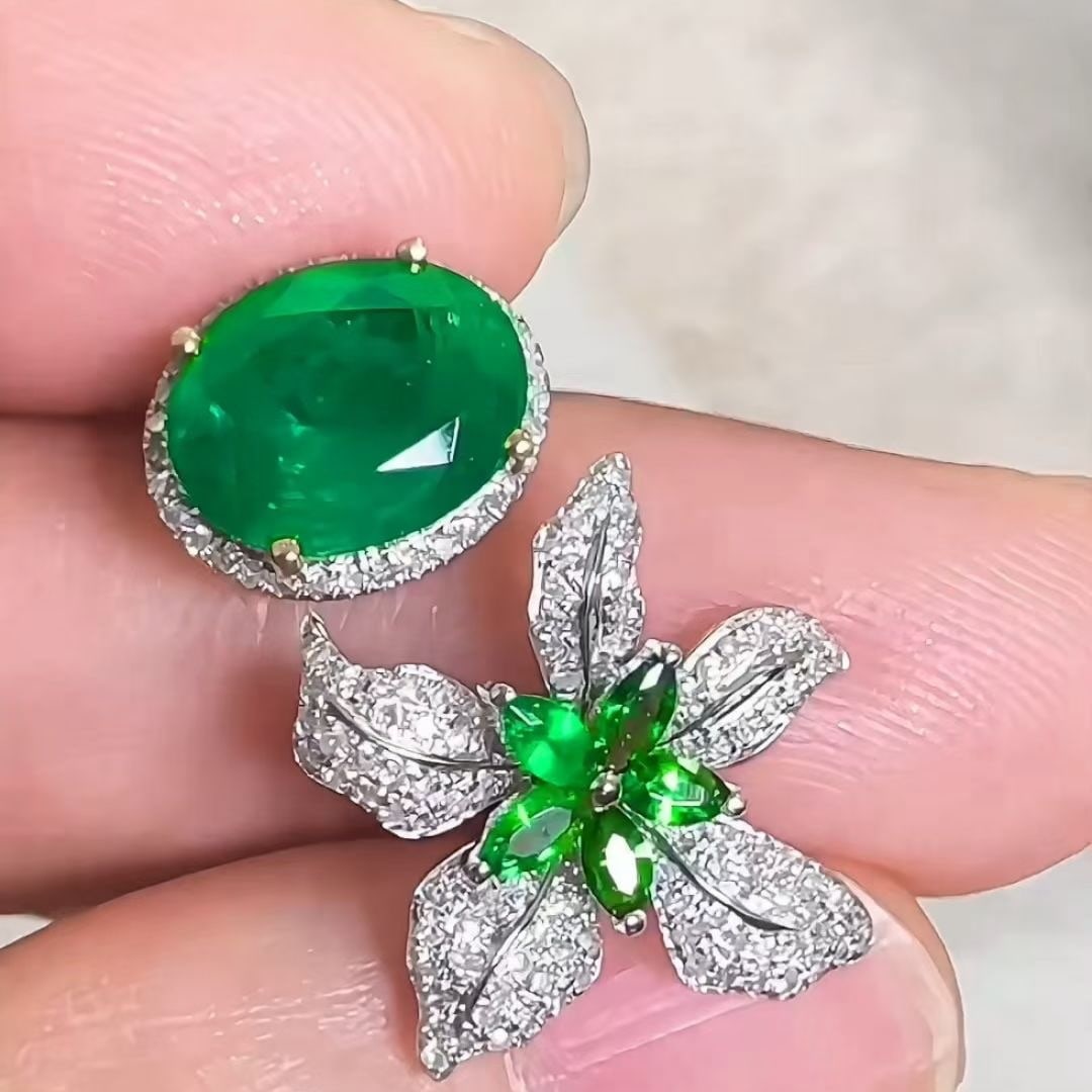 14k Gold 2.2 Ct Vivid Green Natural Emerald & Diamond Ring - 4