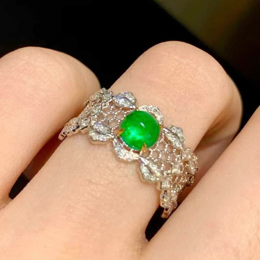 14k Gold 0.9 Ct Vivid Green Natural Emerald & Diamond Ring - 4