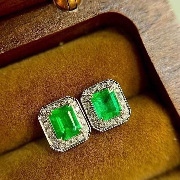 14k Gold 1.06 Ctw Vivid Green Natural Emerald & Diamond Earrings: Ref:230982132 / / gold content:14k gold / / main gemstone:emerald / / shape:octagonal / / carat weight:0. 90ct / / color:vivid green / / treatment:natural / / / / adjacent gemstone 2 : diamond / / sha