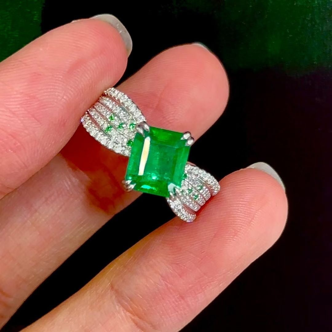 14k Gold 2.1 Ct Vivid Green Natural Emerald & Diamond Ring: Ref:230982150 / / gold content:14k gold / / ring size:7. 25us / / / / main gemstone:emerald / / shape:octagonal / / carat weight:2. 1ct / / color:vivid green / / treatment:natural / / / / adjacent