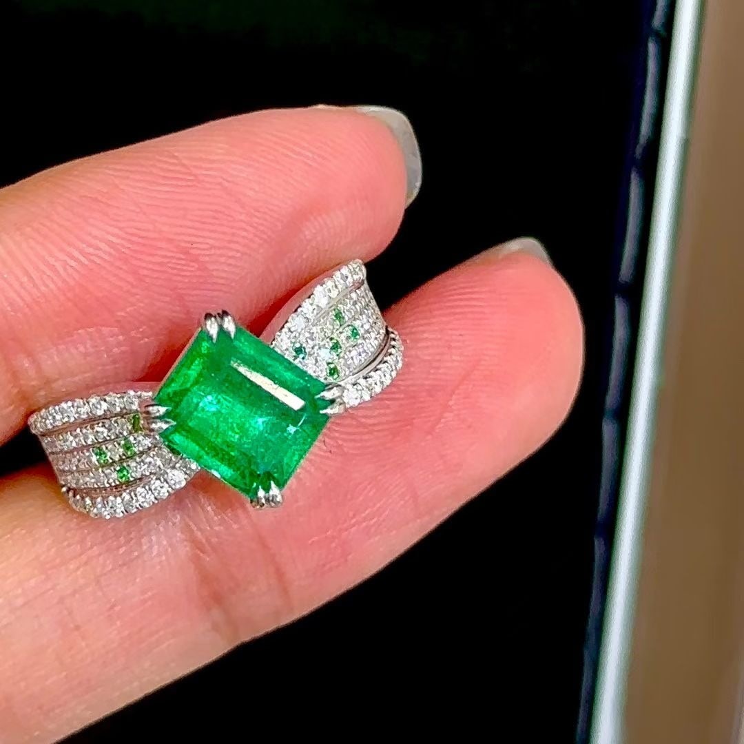 14k Gold 2.1 Ct Vivid Green Natural Emerald & Diamond Ring - 2