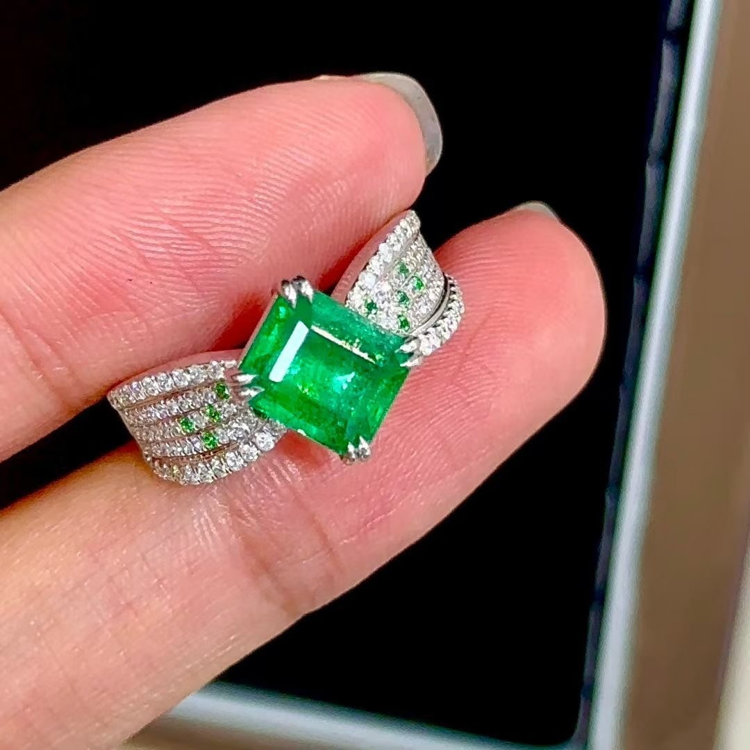 14k Gold 2.1 Ct Vivid Green Natural Emerald & Diamond Ring - 3