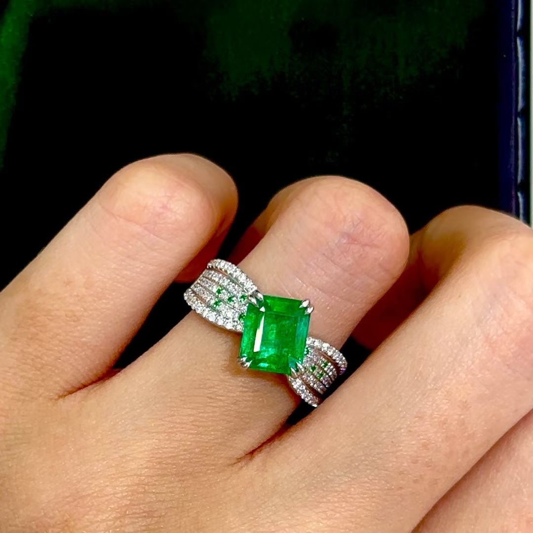 14k Gold 2.1 Ct Vivid Green Natural Emerald & Diamond Ring - 4