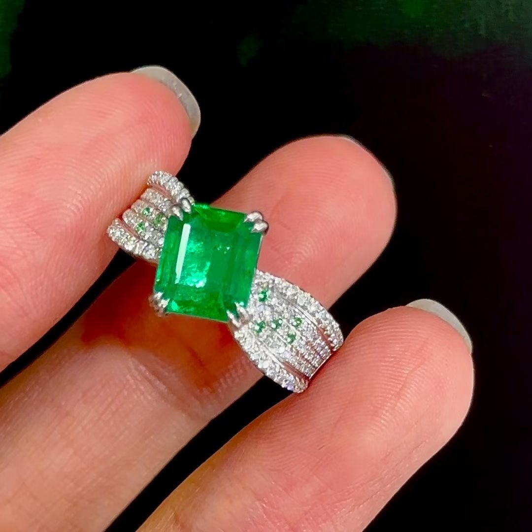 14k Gold 2.1 Ct Vivid Green Natural Emerald & Diamond Ring - 5