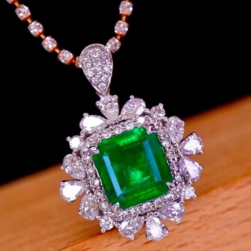 14k Gold 2.91 Ctw Vivid Green Natural Emerald & Diamond Pendant( Without Chain ): Ref:230982161 / / gold content:14k gold / / main gemstone:emerald / / shape:octagonal / / carat weight:1. 80ct / / color:vivid green / / treatment:natural / / / / adjacent gemstone 2 : diamond / / sha