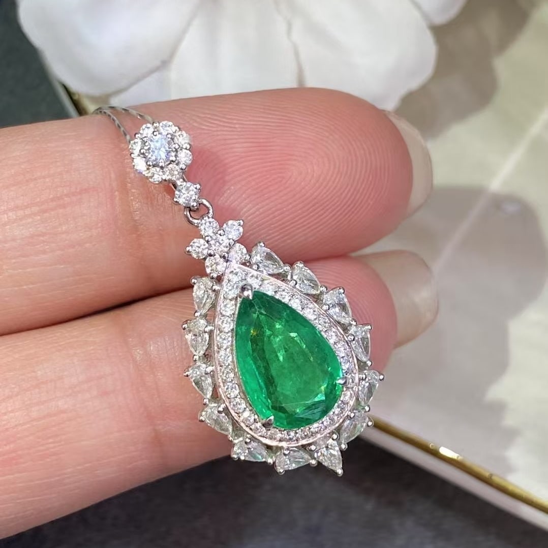 14k Gold 2.74 Ctw Vivid Green Natural Emerald & Diamond Pendant( Without Chain ): Ref:230982187 / / gold content:14k gold / / main gemstone:emerald / / shape:pear / / carat weight:1. 92ct / / color:vivid green / / treatment:natural / / / / adjacent gemstone 2 : diamond / / shape:mu