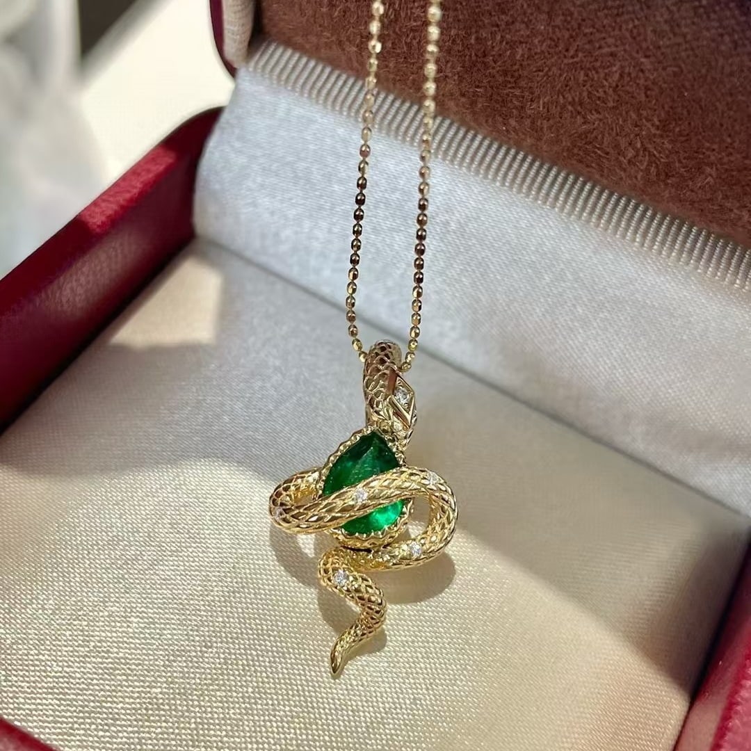 14k Gold 1 Ct Vivid Green Natural Emerald & Diamond Pendant( Without Chain ): Ref:230982210 / / gold content:14k gold / / main gemstone:emerald / / shape:pear / / carat weight:1ct / / color:vivid green / / treatment:natural / / / / adjacent gemstone 2 : diamond / / shape:round