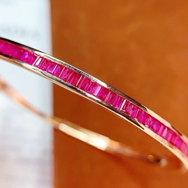 14k Gold 4.68 Ct Natural Ruby Bangle: Ref:230982212 / / gold content:14k gold / / main gemstone:ruby / / shape:rectangle / / carat weight:4. 68ct / / color:red / / treatment:natural / / Condition: New Low Estimate: 6400 High Estimate:
