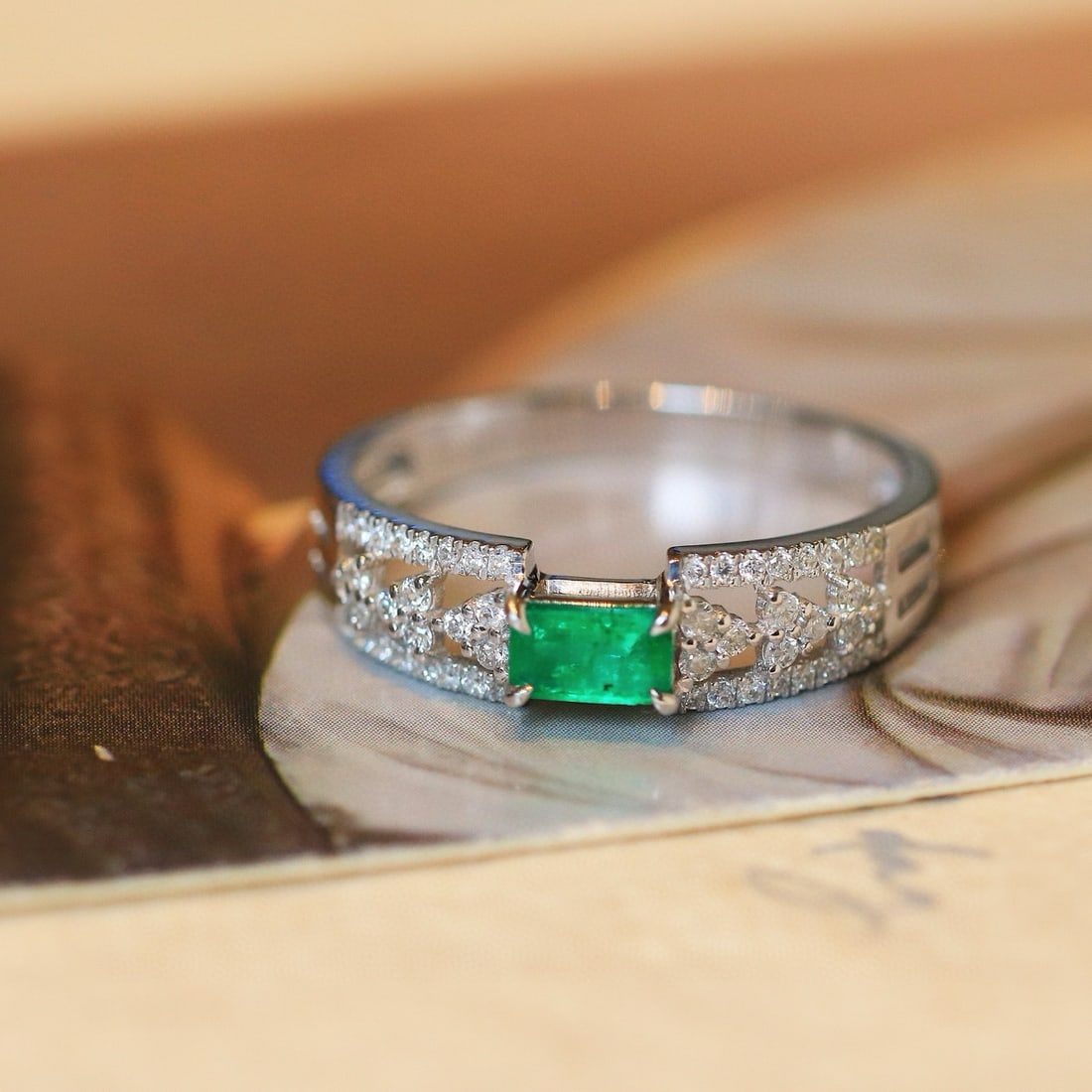 14k Gold 0.59 Ctw Natural Emerald & Diamond Ring - 2