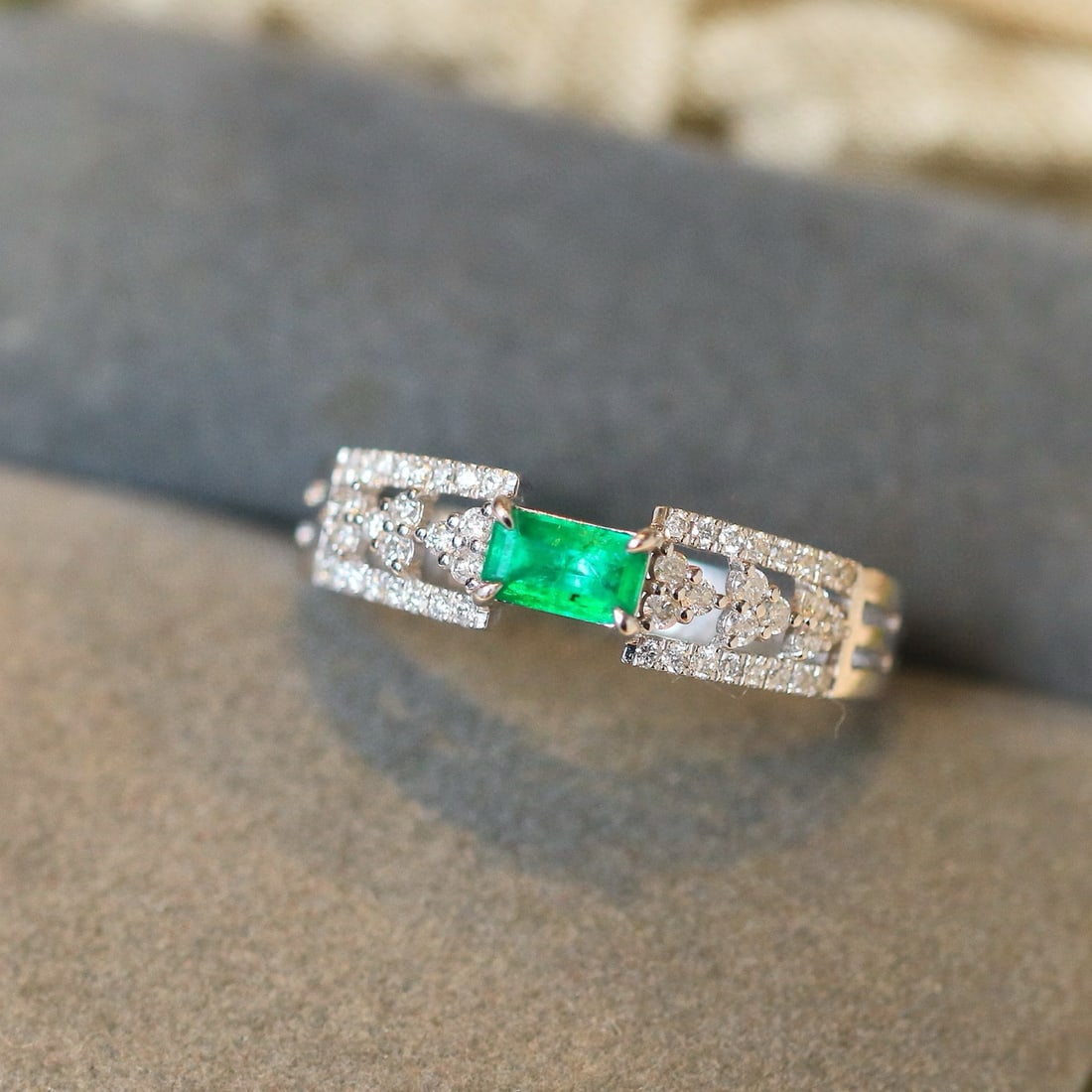 14k Gold 0.59 Ctw Natural Emerald & Diamond Ring - 4