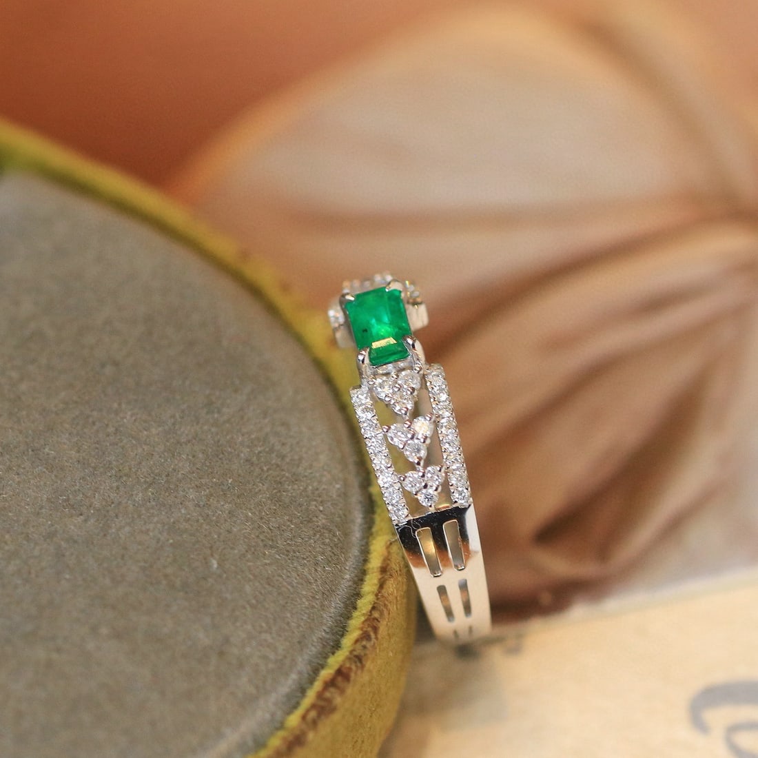 14k Gold 0.59 Ctw Natural Emerald & Diamond Ring - 5
