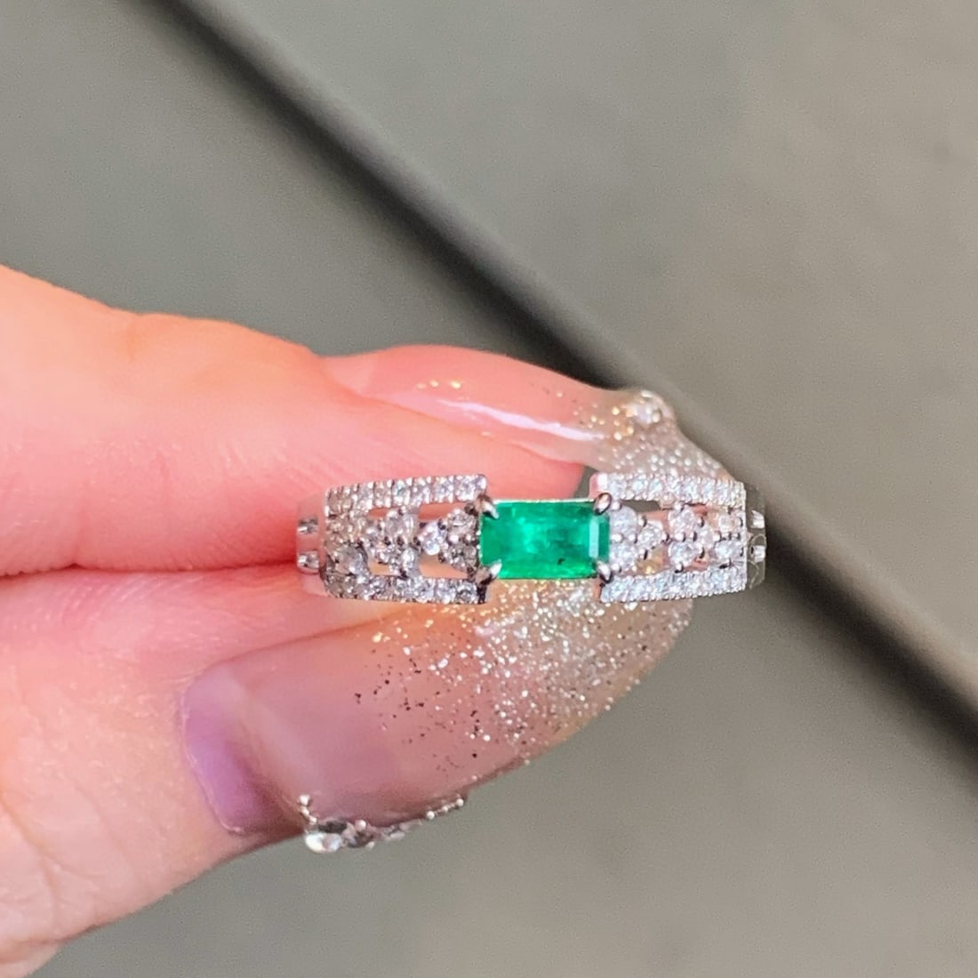 14k Gold 0.59 Ctw Natural Emerald & Diamond Ring - 6