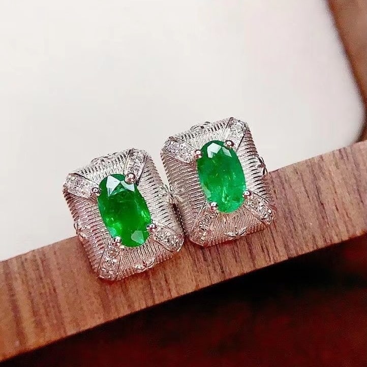 14k Gold 0.8 Ct Vivid Green Natural Emerald & Diamond Earrings: Ref:230982238 / / gold content:14k gold / / main gemstone:emerald / / shape:oval / / carat weight:0. 8ct / / color:vivid green / / treatment:natural / / / / adjacent gemstone 2 : diamond / / number